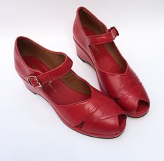 A 1940’s style wedge with a closed back and Mary Jane style arch strap.  Leather uppers with leather soles 2” wedge heel with a ½” platform Sizing The Lindy comes in U.S. Women's whole sizes, 5-11.  It runs true to size. Please consider the measurements of the Lindy footbed length to determine your correct size. To mea 1920s T Strap Shoes, Sockhop Shoes, 1930 Womens Shoes, Vintage Shoe Pattern, 1940’s Women’s Shoes, Vintage Shoes Women Lightinthebox, T Strap Shoes Vintage, 80s Shoes Women Retro, Retro Inspired Shoes