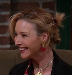 90s Friends Hairstyles, Hairstyle With Heart, Celeb Earrings, Phoebe Hair, Friends Hairstyles, Phoebe Aesthetic, Monica Hairstyles