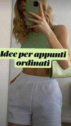 a woman taking a selfie in front of a mirror with the words idee per appunti ordinati