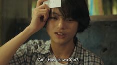 a young man holding up a white card to his forehead with the caption am i hoshikawa yo?