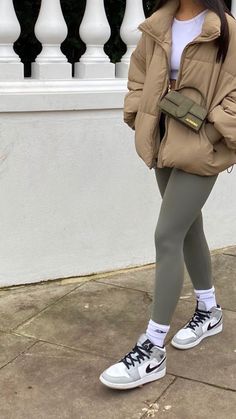 Trendy Outfits For Winter Fashion, Cool Sneaker Outfits, Winter Outfits 2023 Street Style, Female Sneakerhead Outfits, Seattle Weather Outfits, Styling White Tennis Shoes, Fall Winter 2022 2023 Trends Women, United Kingdom Outfit Ideas, Comfortable Outfits For Work