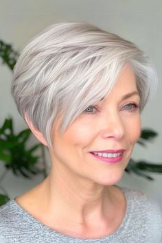 Silver Pixie Bob Hairstyle On Woman In Her 50s With Thin Hair. Modern Pixie Haircut, Short Haircuts Ideas, Silver Pixie, Hair Doos, Grey Bob Hairstyles, Short Pixie Bob, Pixie Bob Hairstyles, Haircuts For Medium Length Hair