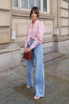 Wide Leg Styling, Stylish Jeans Outfit, Outfit Rosa, Wide Leg Outfit, Wide Leg Jeans Outfit, Legs Outfit, Looks Jeans, Look Casual Chic, Trend Fashion