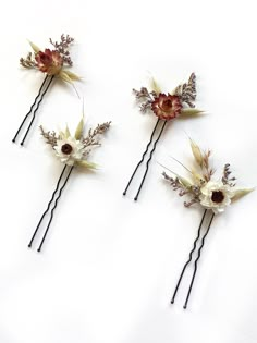 Are you looking for the perfect hairpiece? Whether it is for your special day, photoshoot, or just for fun, we have created the most perfect hair comb or 4 hair pins of your choice! Our dried flower hairpieces are a perfect size and have the prettiest flowers. These hairpieces are secure and will last you a lot longer than just one night. If stored properly they can last over a year. This hair accessory includes the following: ~ammobium ~caspia ~Strawlowers ~Aveno Oats If you would like to add o Diy Floral Hair Pins, Bridesmaids Accessories Ideas, Dried Flower Hair Pins, Dried Flower Hair Piece, Boho Hair Accessories Wedding, Cute Prom Hair, Boho Wedding Hair Accessories, Bridesmaid Hair Flowers, Prettiest Flowers