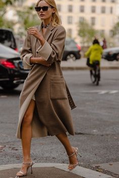 Street style qui définit les tendances, des vêtements uniques que vous trouverez dans Luxury & Vintage Madrid, la meilleure sélection de vêtements vintage et contemporains des plus grandes marques de luxe - Livraison express dans le monde entier