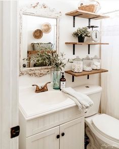 Even the tiniest of bathrooms can have the most luxurious style. These small bathroom ideas will show you with a great design, it can look chic and amazing! Vogue Decor, Rustic Farmhouse Bathroom Decor, Small Bathroom Shelves, Makeover Kamar Mandi, Bathroom Big, Rustic Farmhouse Bathroom, Diy Organizer, Small Bathroom Storage