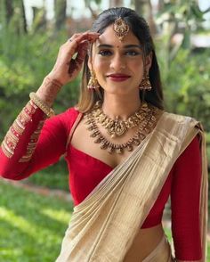 White Saree Red Blouse, Sreeleela Saree, Simple Makeup Looks Indian, Makeup Looks Indian, Saree Blouse Styles, Chikankari Kurti, Straight Kurti, Love Soft