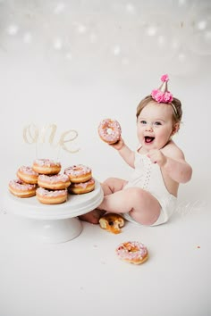 Sweet One Photoshoot Baby, At Home 1st Birthday Photoshoot, Donut Theme Party, Baby Birthday Photoshoot, First Birthday Photography, Smash Cake Girl, 1st Birthday Pictures, Birthday Donuts, 1st Birthday Photoshoot