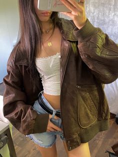 #leatherjacket #leatherjacketoutfit #vintageclothing #outfitidea Hailey Bieber fashion, Hailey Bieber outfit, leather bomber jacket, streetstyle, model off duty Jacket Leather Outfit, Fashion Hailey Bieber, Hailey Bieber Fashion, Outfit Leather Jacket, Leather Jacket Outfit, Lindsay Lohan, Model Off Duty, Fire Fits, Insta Ideas