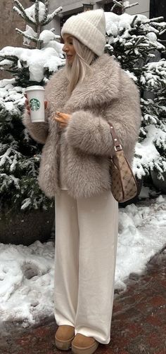 Look Boots Beige, Comfy Chic Outfits, Elegant Summer Outfits, Stylish Winter Outfits, Winter Fashion Outfits Casual, London Outfit, Beige Outfit, Uggs Outfit, Outfit Inspo Casual