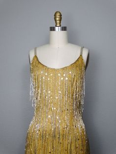 "This is an EXQUISITE 80's-does-20's vintage dress beautifully detailed and hand beaded with fringed glass beading and gold sequins. It's in perfect condition! Bust - 36/38\" Waist - 28/30\" Hips - 38/40\" Length - 36\" This dress comes from a pet-free and smoke-free home. If you would like more info or have any questions, please don't hesitate to ask!" Aesthetic 1920s Outfits, Gold Gatsby Dress, Short Dresses Classy, Gold Fringe Dress, Gold Flapper Dress, Night Party Dresses, Satin Dress Short, Eras Outfits, Harlem Nights