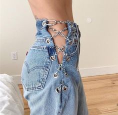 Jeans With Chains, Jean Diy, Woman Streetwear, Diy Jeans, Chain Decor, Streetwear Jeans, Jeans Diy, Distressed Denim Jeans, Look Cool