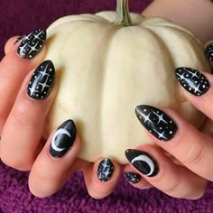 Moon Halloween Nails, Halloween Nails Black And White, Witch Nail Art, Halloween Nails Black, Scary Halloween Nails Design, Halloween Nails Designs, Nails Black And White, Toenail Art, Cotton Candy Nails