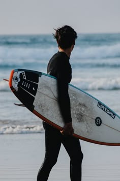 surfer guy Aesthetic Surfer Aesthetic Guy, Surfer Boys Aesthetic, Surfing Aesthetic Boy, Surfer Guy Aesthetic, The Summer We Fell, Guy Surfing, Surfer Boy Aesthetic, Surf Guys