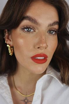 Red Lips Makeup Look, Maquillage On Fleek, Party Makeup Looks, Red Lip Makeup, Minimal Makeup, Beauty Make-up, Makijaż Smokey Eye, Makeup Tricks