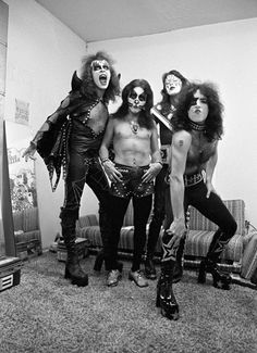 the band kiss posing for a photo in their living room