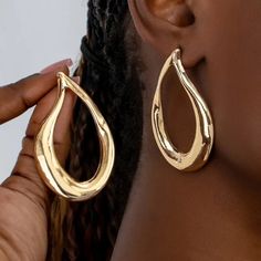 Brand New Women's Large Twisted Gold Hoop Earrings Genuine 14k Gold Plated 925 Sterling Silver (Stamped) 2.15" Tall 1.35" Across Comfortable & Lightweight Retail Price $300 Buy With Confidence From A Trusted Seller With A 99%+ Feedback Rating! A0192 (Id-1428-) Gold Earrings Black Women, Scorpion Earrings, Jewellery Photo, Crystal Heart Earrings, Betsey Johnson Earrings, Jewelry Photoshoot, Chunky Hoop Earrings, Gold Statement Earrings, Heart Dangle Earrings