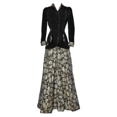 Evening long skirt-suit in black velvet and gold lurex brocade dress 1920s Evening Dress, Black Gown Dress, 1950s Cocktail Dress, Long Skirt Suits, Dresses 1950s, Sequin Evening Gowns, Brocade Dress, Brocade Dresses, Beaded Chiffon