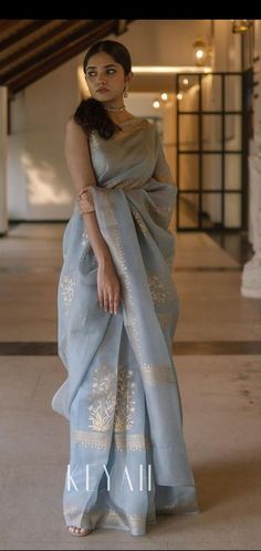 Saree Simple, Optical Illusion Dress, Saree Blue, Farewell Sarees, Indian Dress Up, Indian Ethnic Fashion, Trendy Saree, Keep Me Stylish, Desi Fits