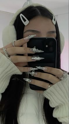 Selfie With Nails Ideas, Nail Pic Inspo Aesthetic, Selfie With Nails, Nail Selfie Ideas, Opiumcore Nails, Nail Pose Ideas, Nailfie Ideas, Nails Selfie