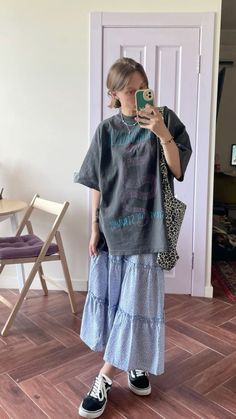 Summer Fits Aesthetic 2024, Long Flared Skirt, Long Skirt Outfits, Oversized T Shirt, Flared Skirt, Classy Women, Casual Style Outfits, Mode Inspiration, Looks Vintage