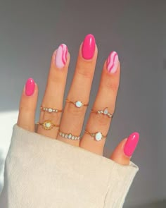 Round Nail Ideas Summer, Summer Nails With Lines, Cute Summer Nails Designs Simple, Easy Summer Nails To Do At Home, Cute Nails Acrylic Summer 2024, Summer Nail Simple, Summer Nails Simple Designs, Summer Nail Inspo Oval, Basic Summer Almond Nails