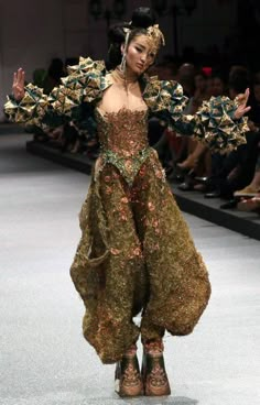 Broderies d'Art - Guo Pei - Styliste Chinoise Avant Garde Fashion Runway, Floral Fashion Design, Rhythm In Fashion, Guo Pei, Conceptual Fashion