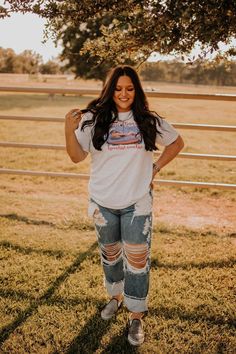 Fall Graphic Print T-shirt For Day Out, Fun Fall Tops For Day Out, Graphic Tee Outfit Summer, Rodeo Clothes, Photography Hairstyles, First Date Outfit, Graphic Tee Outfit, Trendy Tees, Western Clothing