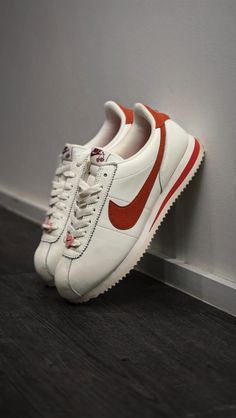 Nike Cortez Valentine’s Day  Ideal para o público feminino, o Nike Cortez Valentine’s Day combina com diversos looks, desde o casual até o mais despojado. Seja para um passeio romântico ou um encontro especial, esse tênis garante conforto e estilo, tornando-o o companheiro perfeito para o seu dia a dia.   Feito em couro branco de alta qualidade, este tênis apresenta um design elegante e apaixonante. O icônico swoosh da Nike e o calcanhar em vermelho vibrante acrescentam um toque de sofisticaç... Nike Cortez, Nike, Design