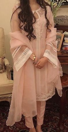 Net Dress Designs Pattern Pakistani, Organza Pakistani Suit Design, Pakastin Suit Design, Pakistani Suits Party Wear, Latest Pakistani Suits, Suits Party Wear, Party Wear Casual, Pakistan Dress, Dresses For Weddings