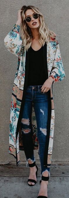 5 trendy kimonos for summer 2018 #kimonos #2018 #summer www.alfsixty1.com How To Wear Kimono, Gilet Kimono, Boho Style Inspiration, Ripped Jeans Outfit, Pretty Summer Dresses, Kimono Outfit, Trendy Spring Outfits