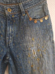 E // upcycled jeans, size 38(EU) =  10(UK) = 6(USA) embroidered with gold yarn on both sides, FR // jean recyclé taille 38 (UE), brodé avec un fil doré de deux côtés, PL // dżinsy z recyklingu, rozmiar EU 38 haftowane złotą nicią z obu stron. Stars Jeans, Embroidery Jeans Diy, Bling Denim, Upcycling Jeans, Unique Jeans, Reworked Denim, Denim Embroidery, Denim Projects, Party Pants