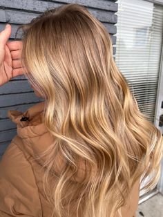 Golden Highlights On Blonde Hair, Blonde Balayage Golden Honey, Highlights For Golden Blonde Hair, Shadow Root With Blonde Highlights, Golden Blonde Hair Inspiration, Balayage Hair Blonde Golden, Golden Blonde Root Smudge, Warm Toned Blonde Highlights, Blonde Highlights On Golden Hair