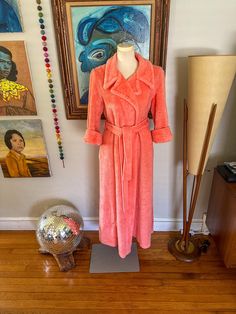 Mid century Coral plush robe/dressing gown/loungewear Tie belted closure with belt loops Decorative lapels  Double side pockets - anything with pockets, am I right?! :) I have sleeve cuffed but can be worn down as well Original tag still in tact although not legible Flat lay measurements: 19" shoulder 20" waist 56" length 21.25" sleeve length Acquired at an estate sale - in excellent vintage condition Cotton/poly mix 03210 Please feel free to reach out with any questions you may have  Thank you for choosing small business!! Vintage Long Fitted Robe, Plush Robe, Pajama Robe, Womens Robes, Dressing Gown, Belt Tying, Vintage 1970s, Estate Sale, Gowns Dresses