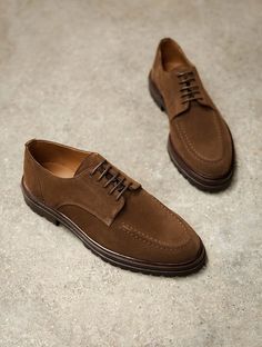 - Derbies bout demi-chasse

- Fabriquées à la main au Portugal

- Extérieur en cuir suédé (tannerie : Italie)

- Doublure en cuir

- Lacets en coton waxé ultra résistants

- Semelle crantée en cuir et caoutchouc cousue Blake

- Trépointe en cuir Brown Low-top Brogue Oxfords, Brown Leather-lined Derby Shoes For Work, Brown Low-top Leather Derby Shoes, Brown Leather-lined Oxfords For Derby, Winter Season, Brown Color, Rocky, Derby, Baskets