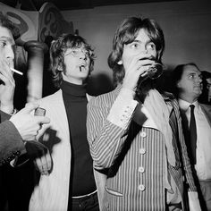 Beatles singer and songwriter John Lennon and guitarist George Harrison  host the Apple boutique grand opening in Baker Street, London, UK, 5 December 1967. Boutique Grand Opening, Apple Boutique, Beatles Apple, Terry O Neill, 5 December