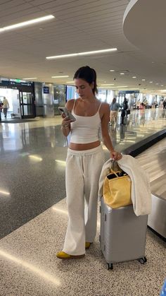 Comfy Tropical Outfits, Airport Style Aesthetic, Airport Tracksuit Outfit, December In Florida Outfits, Airport Inspo Pics, Airport Outfit Ideas Comfy, Elevated Comfy Outfit, Airport Fits Aesthetic, Vietnam Outfit Travel