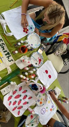 Spring Hangout Ideas, Aesthetic Hangout Ideas, Painting With Friends Aesthetic, Painted Tote Bag Aesthetic, Hangout Ideas With Friends, Outdoor Camping Ideas, Birthday Activity Ideas, Craft Party Ideas, Trendy Crafts