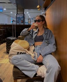 Coffe Pose Ideas, Sport Look, Casual Chic Outfits, Looks Pinterest, Looks Country, Foto Poses, Looks Street Style, Casual Chic Outfit, Looks Chic