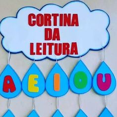 there is a sign that says cortina da lettura above the raindrops