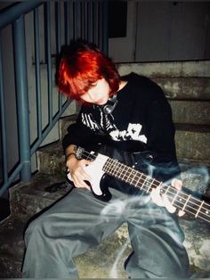 xiaohongshu boy rock electric guitar musician emo alt alternative Rockstar Emo Outfits, Man Rock Outfit, Gothic Emo Aesthetic, Emo Rockstar Aesthetic, Alt Guy Aesthetic, Emo Fashion Aesthetic, Punk Pose Reference, Guitarist Outfit Men, Punk Guy Aesthetic