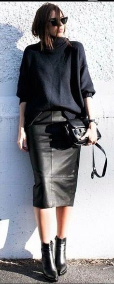 Mode Edgy, Modest Skirt, Chique Outfit, Winter Closet, Petite Style, Trendy Skirts, Skirts With Boots, Ageless Style, Mode Casual