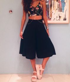 Calça curta ou bermuda longa: Como usar a Pantacourt - Modices Crop Top Outfits, Casual Chic Style, Dark Fashion, Looks Vintage, Fast Fashion, Moda Fashion, Plus Size Fashion, Everyday Fashion, Casual Looks