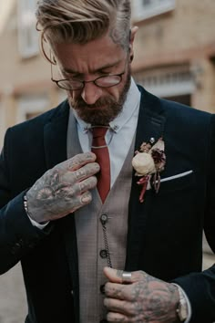 Floral Buttonhole for Tattooed Groom in Blue Suit 20s Groom Suit, Guys In Wedding Dresses, Alternative Wedding Suits Men, 1920s Wedding Suit, Hipster Wedding Outfit Men, Dark Wedding Suit, Dark Groom Suit, Autumn Groom Suit, Wedding Suit Aesthetic