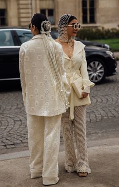 Schiaparelli 2023 Ready To Wear, Pearl Runway Fashion, White Dress Outfit Summer, Schiaparelli White Dress, Schiaparelli 2025 Ready To Wear, Schiaparelli Fall 2024, Streetstyle Aesthetic, Aesthetic Street, Inspiration Aesthetic