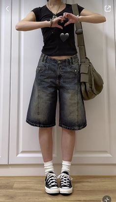 Jorts Outfit Idea Aesthetic, Cargo Shorts Fashion, Graphic Tee With Jorts, Jorts Korean Outfit, Feminine Jorts Outfit, Jorts Inspo Outfit, Adrogonus Outfits Black Women, Jorts Outfit Women’s Aesthetic, Jort Outfits Women