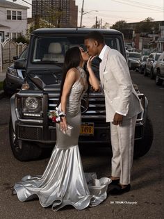 Silver Prom Suits, Prom Black Couples, Prom Looks For Guys, Guys Prom Outfit, Prom Outfits For Guys, Prom Pictures Couples, Prom For Guys