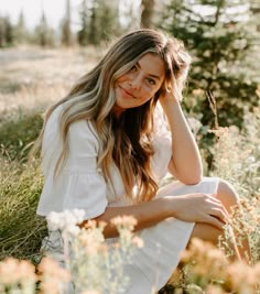 Styled Senior Photoshoot, Female Senior Picture Poses Photo Ideas, Poses For Single Photoshoot, Portrait Session Ideas, Single Female Photo Shoot, Sr Picture Poses, Beautiful Senior Pictures, Simple Senior Picture Ideas