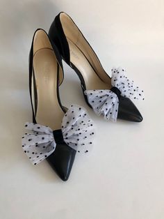 Listing is for 1 set of handmade bow shoe clips from a black polka dots on white tulle. You can change the look of many shoes with just one pair of clips! This pair of shoe clips measures: 5 by 3,5 inches. If you have any questions, please feel free to ask. Shoe Accessories Clip On, Make Your Own Shoes, Homecoming Shoes, Shoe Decorations, Diy Shoe, Tulle Bow, Shoes Hack, Tulle Bows, Old Shoes