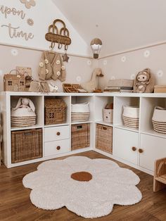 Cute Toddler Bedroom, Toddler Small Room Ideas, Toddler Room Makeover, Amazing Kids Bedrooms, Toddler Flower Room, Baby Room Rug, Shared Baby And Toddler Room, Kids Room Montessori, Boho Daycare